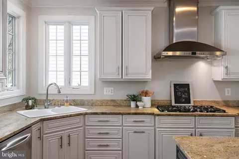 Kitchen - 726 Pearson Point Pl, Annapolis, MD 21401 photo 5 of 8