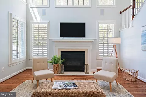 Living - 726 Pearson Point Pl, Annapolis, MD 21401 photo 4 of 8