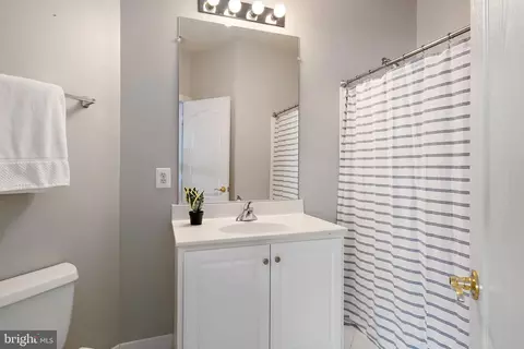 Bath - 726 Pearson Point Pl, Annapolis, MD 21401 photo 4 of 5