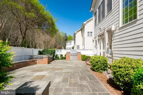 Exterior - 726 Pearson Point Pl, Annapolis, MD 21401 photo 6 of 12