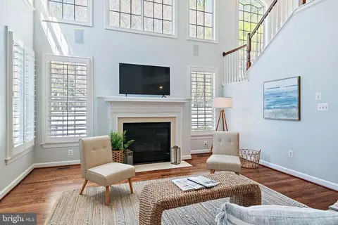 Living - 726 Pearson Point Pl, Annapolis, MD 21401 photo 3 of 8