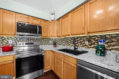 Kitchen - 7710 Suitt Dr, Pasadena, MD 21122 photo 4 of 5