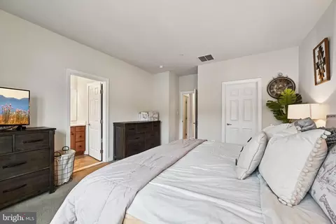 Bedroom - 751 Cherry Bark Ln, Baltimore, MD 21225 photo 4 of 10