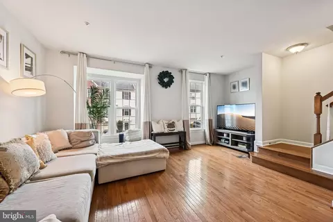 Living - 751 Cherry Bark Ln, Baltimore, MD 21225 photo 2 of 4