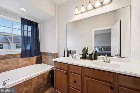 Bath - 751 Cherry Bark Ln, Baltimore, MD 21225 photo 1 of 2