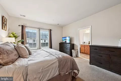 Bedroom - 751 Cherry Bark Ln, Baltimore, MD 21225 photo 2 of 10