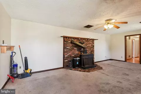 Living - 8292 Shilling Rd, Pasadena, MD 21122 photo 4 of 5