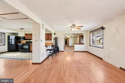 Living - 8292 Shilling Rd, Pasadena, MD 21122 photo 2 of 5