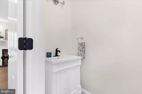 Entry Way - 1240 K Gemini Dr, Annapolis, MD 21403 photo 4 of 6