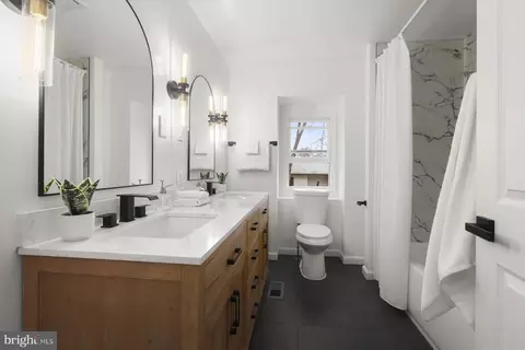 Bath - 1622 Chesapeake Dr, Edgewater, MD 21037 photo 3 of 4