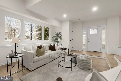 Living - 1622 Chesapeake Dr, Edgewater, MD 21037 photo 1 of 1