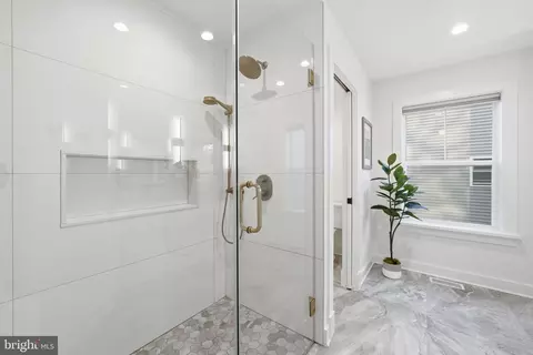 Bath - 1422 Howard Rd, Annapolis, MD 21403 photo 2 of 5