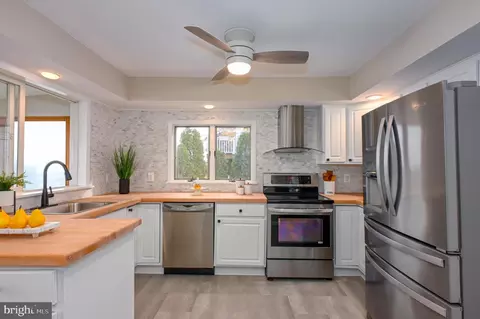 Kitchen - 2142 Lake Dr, Pasadena, MD 21122 photo 3 of 3