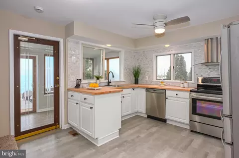 Kitchen - 2142 Lake Dr, Pasadena, MD 21122 photo 2 of 3