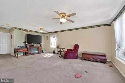 Living - 969 10th St, Pasadena, MD 21122 photo 5 of 6