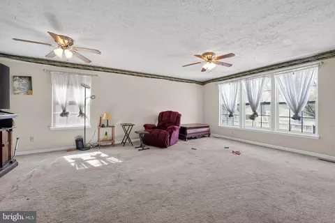 Living - 969 10th St, Pasadena, MD 21122 photo 4 of 6