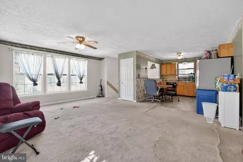 Living - 969 10th St, Pasadena, MD 21122 photo 2 of 6