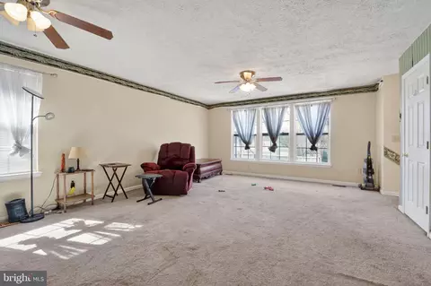 Living - 969 10th St, Pasadena, MD 21122 photo 3 of 6