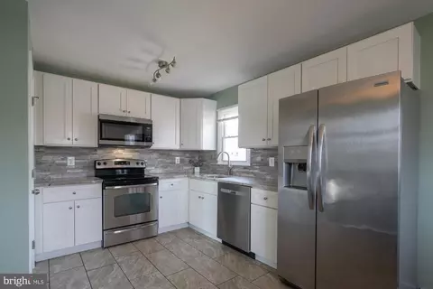 Kitchen - 804 221st St, Pasadena, MD 21122 photo 2 of 2