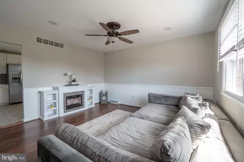 Living - 804 221st St, Pasadena, MD 21122 photo 1 of 10