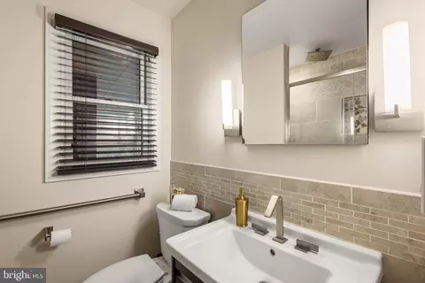 Bath - 115 Edgemere Dr, Annapolis, MD 21403 photo 1 of 3