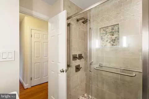 Bath - 115 Edgemere Dr, Annapolis, MD 21403 photo 2 of 3