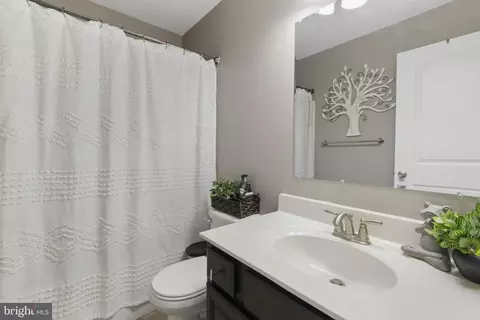 Entry Way - 7662 Pine Haven Dr, Pasadena, MD 21122 photo 5 of 6