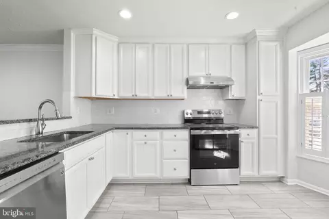 Kitchen - 1472 Lowell Ct, Crofton, MD 21114 photo 2 of 4