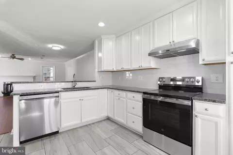 Kitchen - 1472 Lowell Ct, Crofton, MD 21114 photo 3 of 4