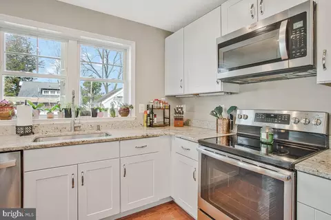 Kitchen - 1168 Maple Ave, Shady Side, MD 20764 photo 5 of 6