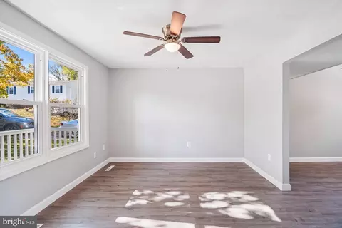 Living - 1078 Brightleaf Ct, Arnold, MD 21012 photo 4 of 5