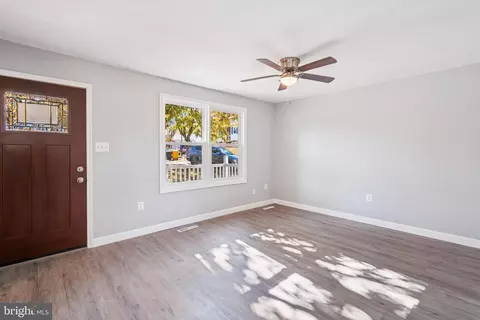 Living - 1078 Brightleaf Ct, Arnold, MD 21012 photo 2 of 5