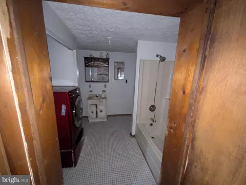Entry Way - 809 203rd St, Pasadena, MD 21122 photo 4 of 4