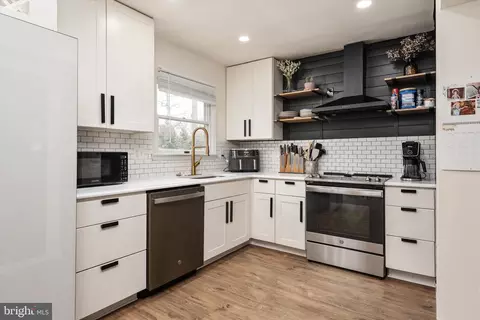 Kitchen - 7850 E B E Shore Rd, Pasadena, MD 21122 photo 1 of 2
