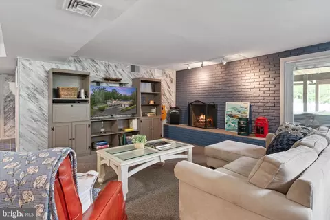 Living - 508 Walnut Dr, Riva, MD 21140 photo 2 of 3