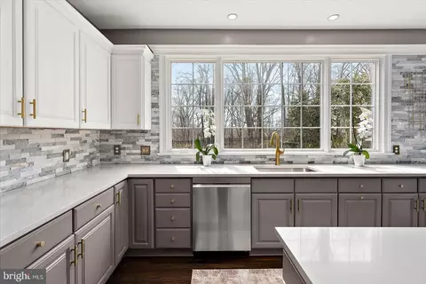 Kitchen - 927 Hilltop Rd, Arnold, MD 21012 photo 6 of 8