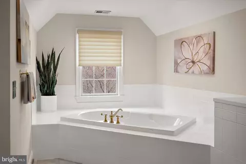 Bath - 927 Hilltop Rd, Arnold, MD 21012 photo 2 of 6