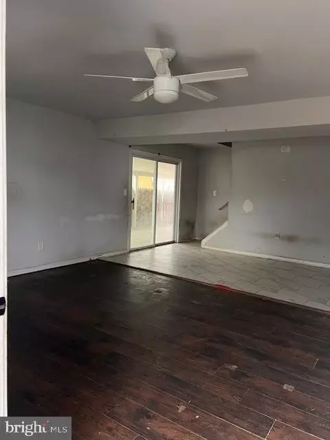 Living - 7832 E Shore Rd, Pasadena, MD 21122 photo 2 of 3