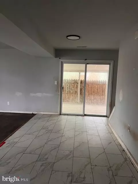 Living - 7832 E Shore Rd, Pasadena, MD 21122 photo 3 of 3