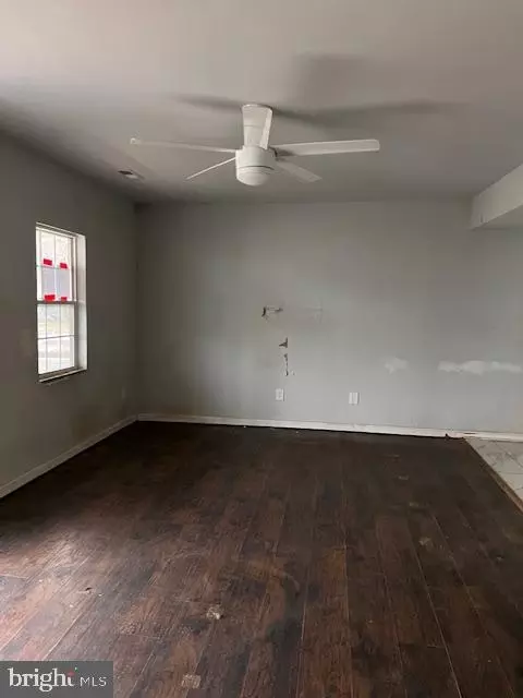 Living - 7832 E Shore Rd, Pasadena, MD 21122 photo 1 of 3