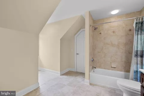 Entry Way - 370 Eagle Hill Rd, Pasadena, MD 21122 photo 7 of 8