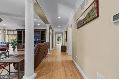 Entry Way - 370 Eagle Hill Rd, Pasadena, MD 21122 photo 4 of 8