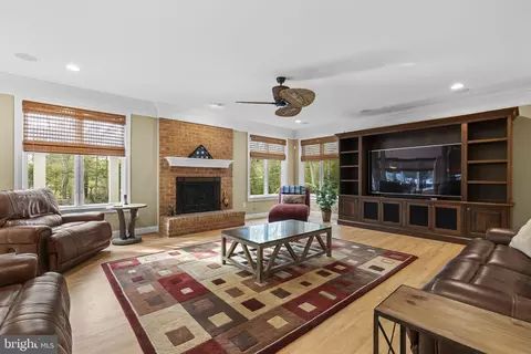 Living - 370 Eagle Hill Rd, Pasadena, MD 21122 photo 2 of 7