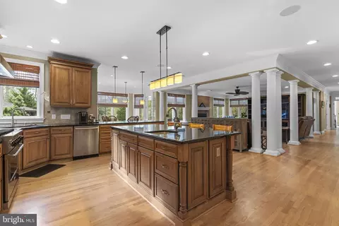 Kitchen - 370 Eagle Hill Rd, Pasadena, MD 21122 photo 4 of 7