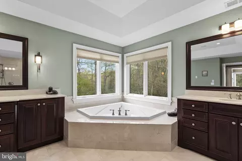 Bath - 370 Eagle Hill Rd, Pasadena, MD 21122 photo 7 of 11