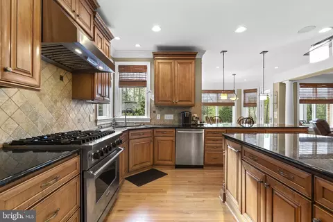 Kitchen - 370 Eagle Hill Rd, Pasadena, MD 21122 photo 3 of 7