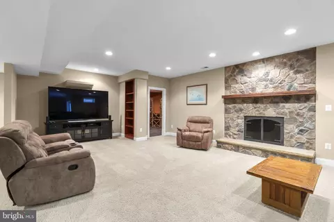 Living - 370 Eagle Hill Rd, Pasadena, MD 21122 photo 4 of 7