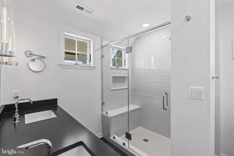 Bath - 327 Riverview Trl, Annapolis, MD 21401 photo 2 of 4