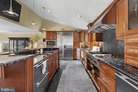 Kitchen - 22 E Lake Dr, Annapolis, MD 21403 photo 2 of 8