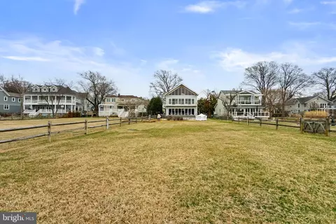 Exterior - 22 E Lake Dr, Annapolis, MD 21403 photo 5 of 12